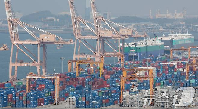 24일 경기 평택시 포승읍 평택항 수출 야적장에 컨테이너들이 쌓여있다. 2025.4.24/뉴스1 ⓒ News1 김영운 기자