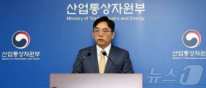 박정성 산업통상자원부 무역투자실장이 1일 세종시 정부세종청사에서 2025년 4월 수출입동향을 발표하고 있다. 4월 수출액은 전년동월대비 3.7% 증가한 582억 달러, 수입액은 2.7% 감소한 533억 달러이고 무역수지는 49억 달러 흑자를 기록하였다고 밠혔다. 2025.5.1/뉴스1 ⓒ News1 김기남 기자