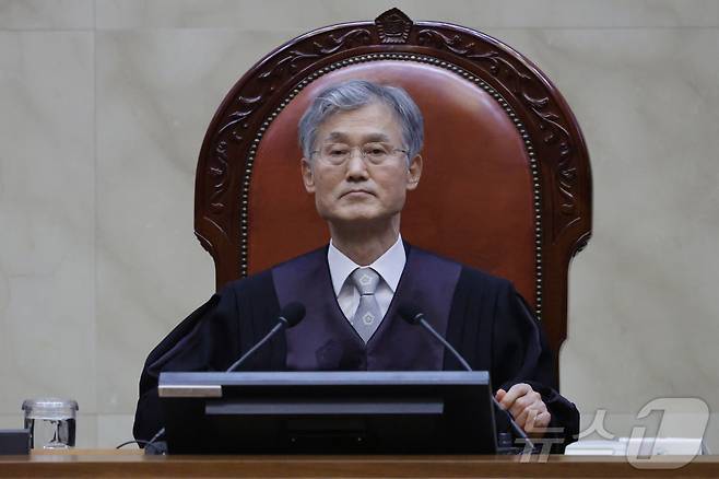 조희대 대법원장이 1일 오후 더불어민주당 이재명 대선 후보의 공직선거법 사건 전원합의체 선고를 위해 서울 서초구 대법원 대법정에 입장해 자리에 앉아 있다. 2025.5.1/뉴스1 ⓒ News1 사진공동취재단