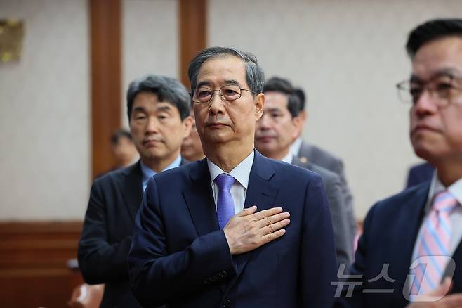 한덕수 대통령 권한대행 국무총리가 29일 정부서울청사에서 열린 제19회 국무회의에서 국기에 대한 경례를 하고 있다. (총리실 제공. 재판매 및 DB 금지) 2025.4.29/뉴스1