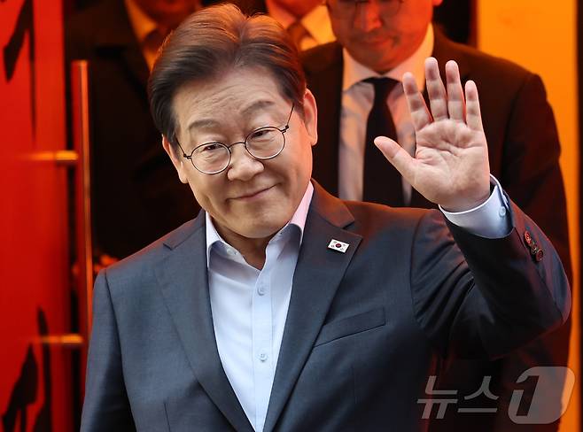 이재명 더불어민주당 대통령 후보가 1일 서울 종로구의 한 포차 식당에서 '당신의 하루를 만드는, 보이지 않는 영웅들'이란 주제로 열린 배달 라이더, 택배 기사 등 비(非)전형 노동자들과 간담회를 마친 뒤 나서며 손인사를 하고 있다. (공동취재) 2025.5.1/뉴스1 ⓒ News1 이재명 기자