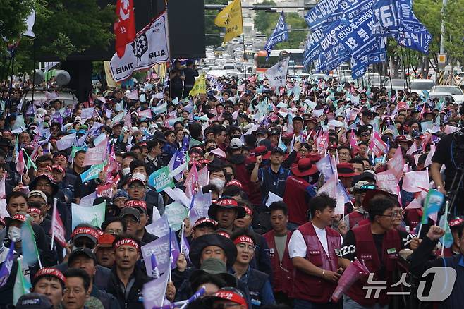 민주노총 울산본부 관계자들이 1일 울산시 남구 번영로에서 세계노동절 울산대회 집회를 하고 있다. (민주노총 울산본부 제공. 재판매 및 DB 금지) /뉴스1