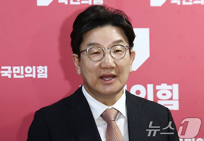 권성동 국민의힘 원내대표가 1일 서울 여의도 국회에서 이재명 더불어민주당 대통령 후보의 공직선거법 위반 사건에 대한 대법원의 유죄 취지 파기환송 판결과 관련해 브리핑을 하고 있다. 2025.5.1/뉴스1 ⓒ News1 김민지 기자