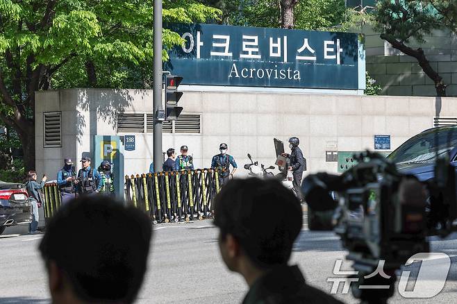 지난달 30일 오후 서울 서초구 아크로비스타 앞 모습. 2025.4.30/뉴스1 ⓒ News1 민경석 기자