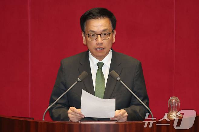 최상목 경제부총리 겸 기획재정부장관이 1일 오후 서울 여의도 국회에서 열린 본회의에서 2025년도 제1회 추가경정예산안이 통과되자 정부측 인사를 하고 있다. 2025.5.1/뉴스1 ⓒ News1 이광호 기자