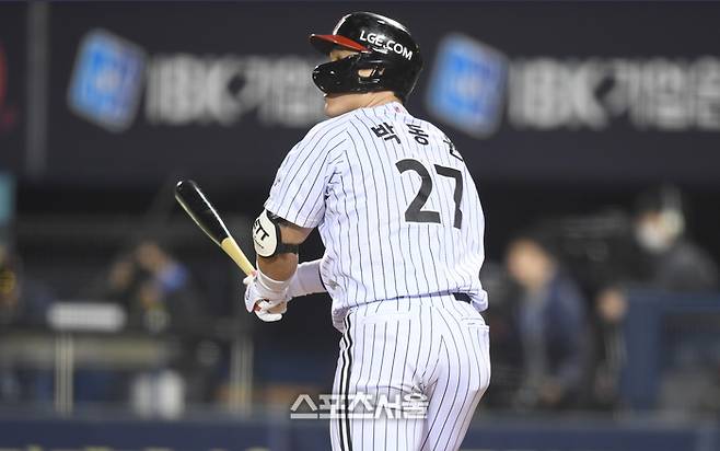 LG 박동원이 16일 잠실구장에서 열린 2025 KBO리그 삼성과 경기 5회말 무사1,2루 좌중월 홈런을 날린 후 타구를 바라보고 있다. 잠실 | 최승섭기자 thunder@sportsseoul.com