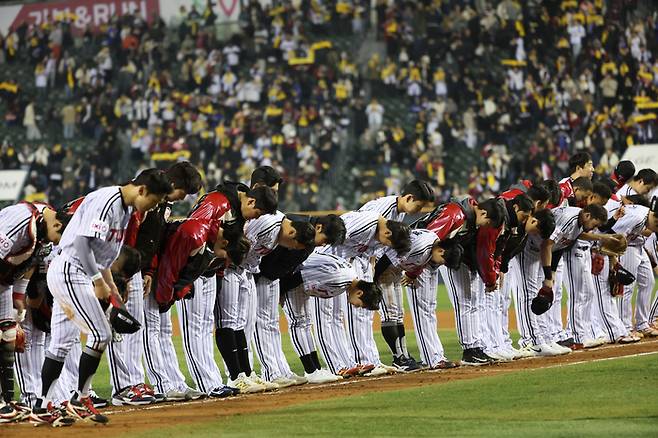 LG 선수단이  경기 후 팬들에게 인사하고 있다. 사진 | LG 트윈스