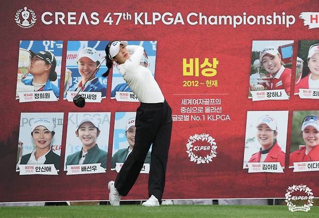 유효주가 1일 레이크우드CC에서 열린 KLPGA 챔피언십 1라운드에서 2010년대 대회 우승자 월 앞에서 팃샷하고 있다. 사진 | KLPGA