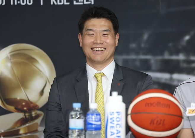 창원 LG 조상현 감독이 1일 KBL센터에서 열린 2024-~025 KCC 프로농구 챔피언결정전 미디어데이에서 미소를 보이고 있다. 사진 | 연합뉴스