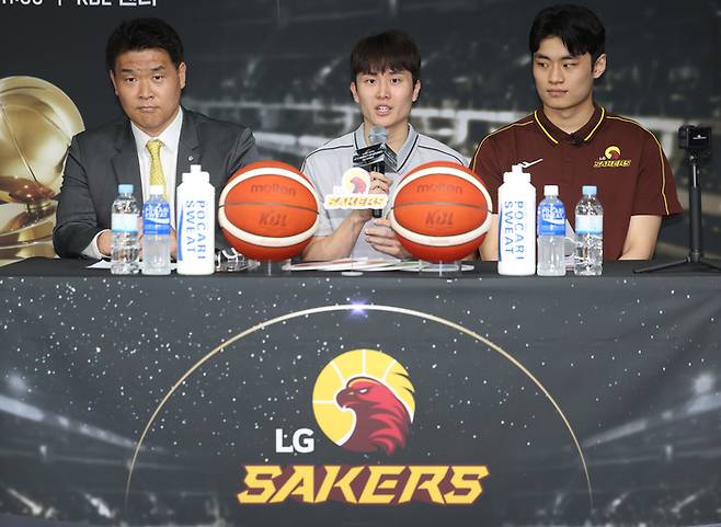 창원 LG 양준석(가운데)이 1일 KBL센터에서 열린 2024~2025 KCC 프로농구 챔피언결정전 미디어데이에서 출사표를 밝히고 있다. 사진 | 연합뉴스