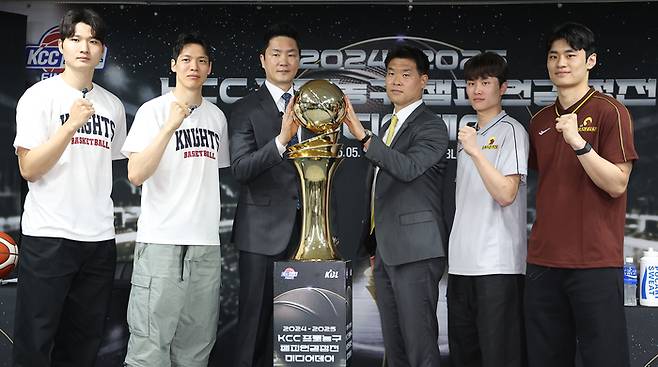 1일 KBL센터에서 열린 2024~2025 KCC 프로농구 챔피언결정전 미디어데이에서 서울 SK와 창원 LG 감독, 선수들이 기념촬영을 하고 있다. 왼쪽부터 서울 SK 안영준, 김선형, 전희철 감독, 창원 LG 조상현 감독, 양준석, 유기상. 사진 | 연합뉴스