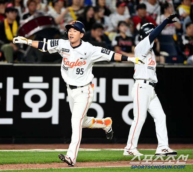 30일 대전한화생명볼파크에서 열린 LG와 한화의 경기, 7회말 1사 2루 한화 황영묵이 역전 2점홈런을 치고 기쁨을 나누고 있다. 대전=허상욱 기자wook@sportschosun.com/2025.04.30/