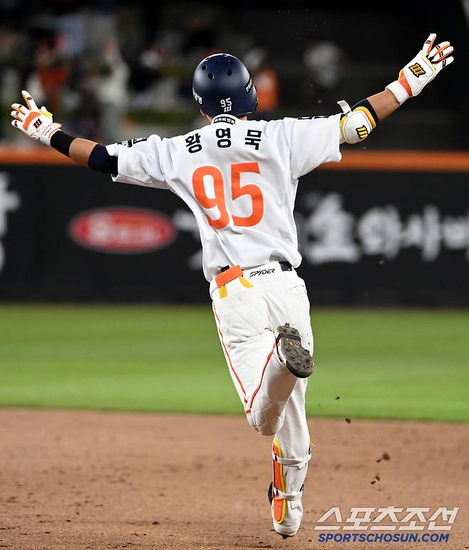 몬스터월을 훌쩍 넘는 역전 투런포