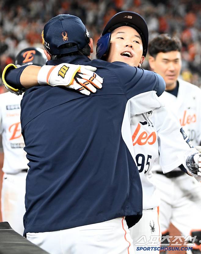 맞는 순간 홈런일줄 알았어!