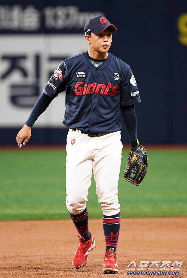 유격수 이호준은 다른 구장보다 타구 스피드가 빨라 수비가 어려운 고척돔에서도 안정감 있는 수비를 펼쳤다.