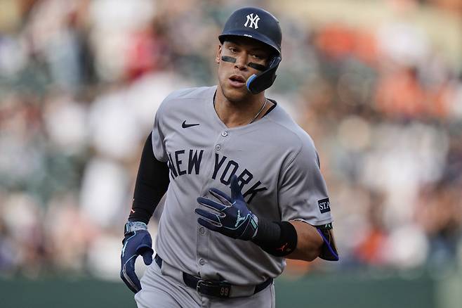 뉴욕 양키스 애런 저지가 1일(한국시각) 볼티모어 오리올스와의 경기에서 1회초 투런홈런을 터뜨린 뒤 베이스를 돌고 있다. AP연합뉴스