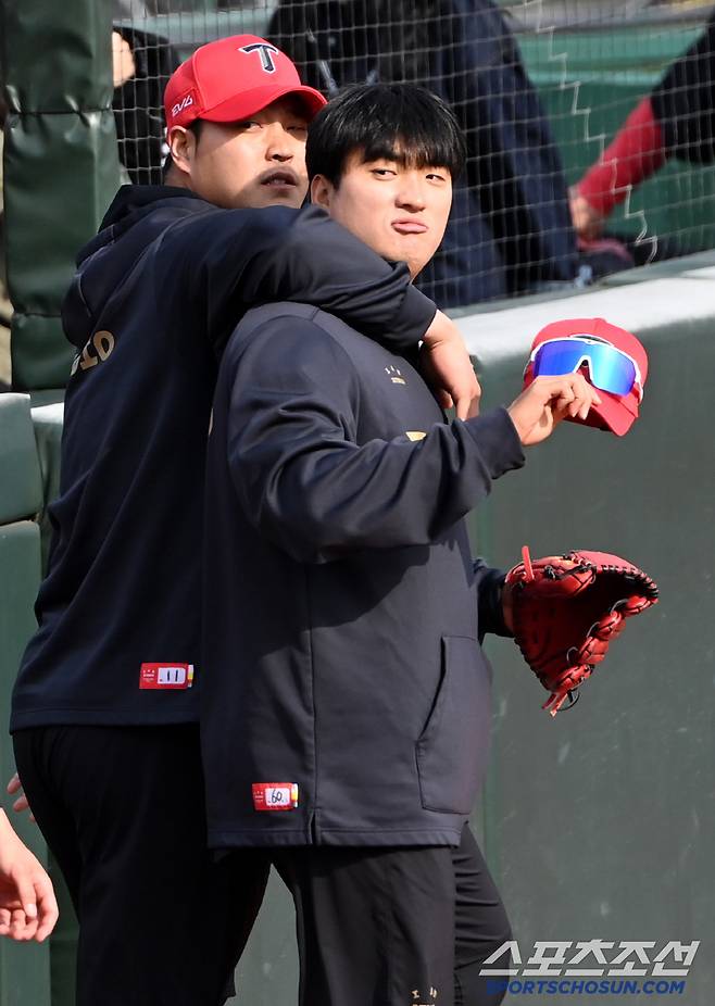 9일 부산 사직야구장에서 열린 KIA와 롯데의 경기, KIA 조상우와 김도현이 그라운드로 나서고 있다. 부산=허상욱 기자wook@sportschosun.com/2025.04.09/