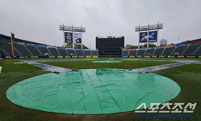 방수포 깔린 잠실야구장.