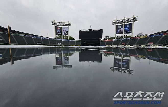 방수포 깔린 잠실야구장.