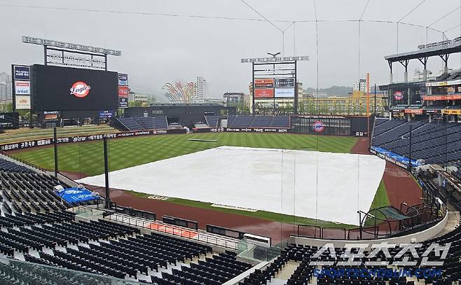 비가 내리고 있는 5월 1일 대전 한화생명볼파크의 모습. 대전=권인하 기자