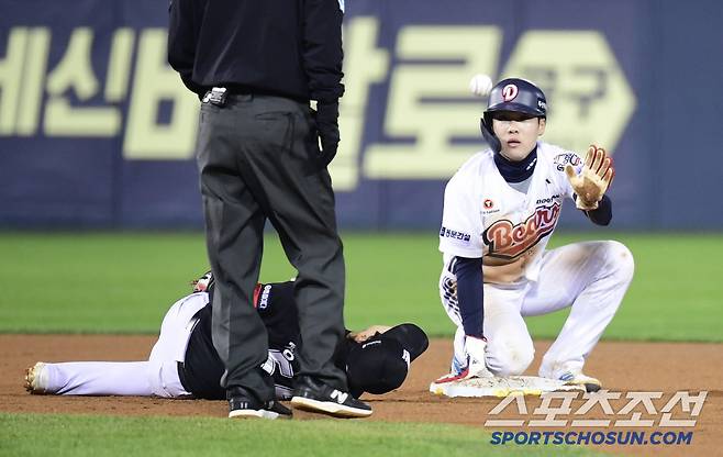 5월 1일 잠실구장에서 열린 KBO리그 두산과 KT의 경기. 6회말 두산 조수행 2루 도루 때 2루 수비에 나선 장준원이 부상을 당했다. 잠실=송정헌 기자songs@sportschosun.com/2025.05.01/