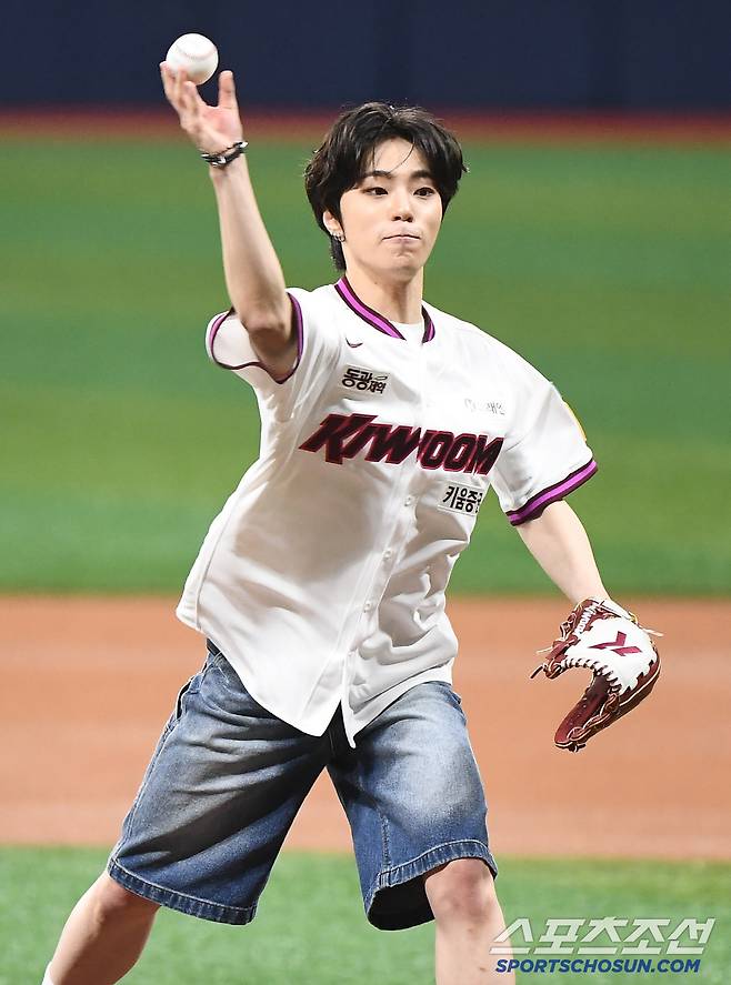 1일 서울 고척스카이돔에서 열린 롯데-키움전. 경기 전 가수 도하(DOHA)가 시구하고 있다.  고척=정재근 기자 cjg@sportschosun.com/2025.5.1/