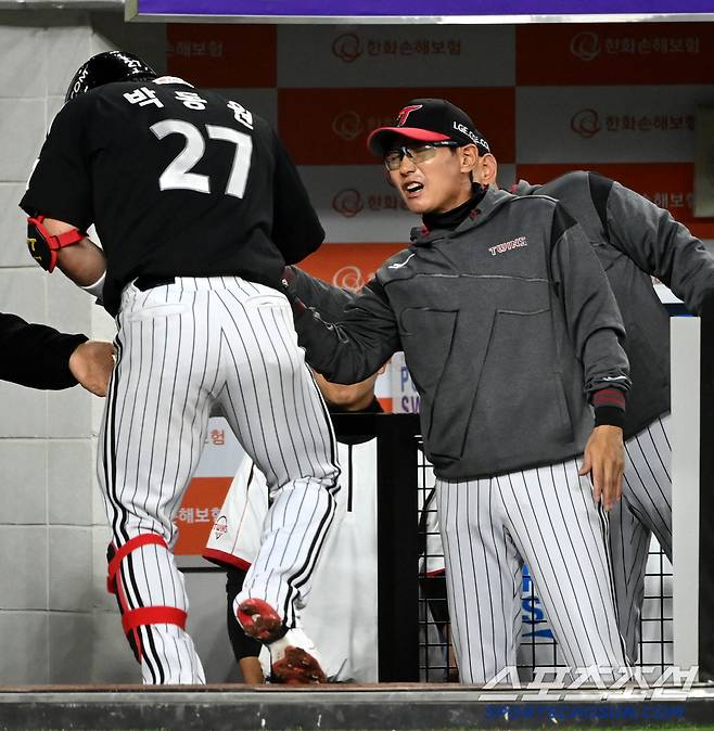30일 대전한화생명볼파크에서 열린 LG와 한화의 경기, 5회초 LG 박동원이 동점 솔로홈런을 치고 염경엽 감독과 하이파이브를 하고 있다. 대전=허상욱 기자wook@sportschosun.com/2025.04.30/