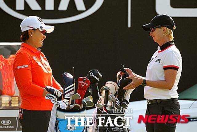 당대의 라이벌이었던 박세리(왼쪽)와 캐리 웹. 이들은 현역 기간 중 세차례 연장전에서 만나 박세리가 모두 이겼다. 사진은 2016년 LPGA투어 기아클래식 4라운드 장면. /뉴시스