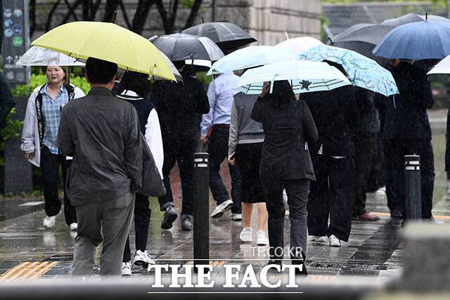 노동절이자 목요일인 1일은 전국 대부분 지역에서 대기가 건조하다 오전부터 수도권 등 일부 지역에서 비가 내리겠다. 오후부터는 전국에 비가 내릴 것으로 예보됐다./서예원 기자