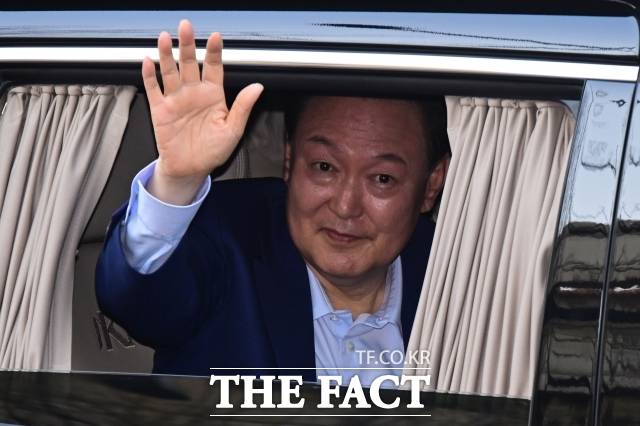 윤석열 전 대통령이 11일 오후 서울 서초동 아크로비스타로 이사하며 지지자들을 향해 손흔들고 있다./남윤호 기자