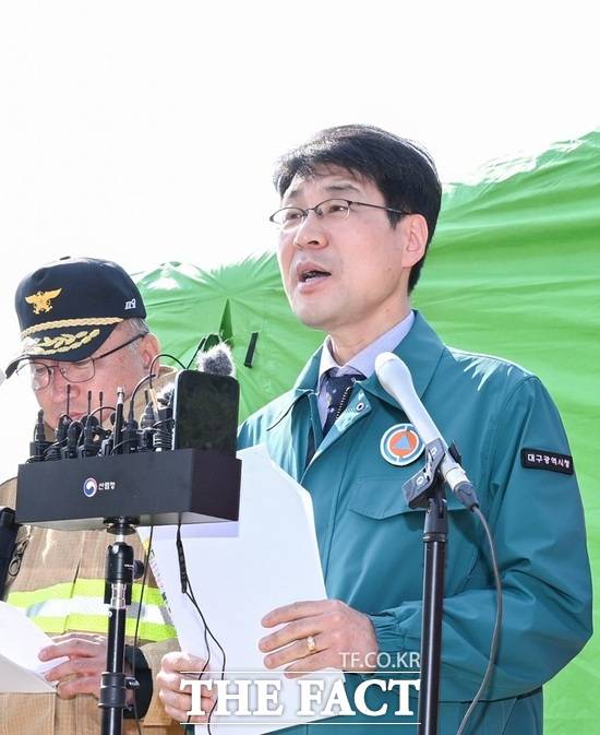 지난달 29일 대구 함지산 산불과 관련해 언론 브리핑을 하는 김정기 대구시장 권한대행 행정부시장. /대구시