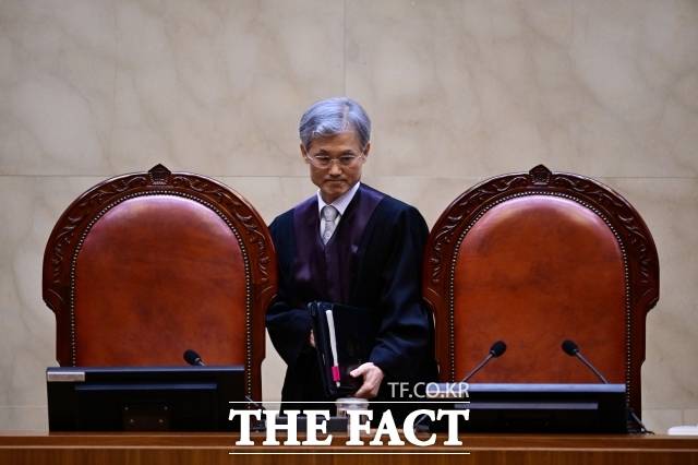 조희대 대법원장이 1일 오후 서울 서초구 대법원에서 이재명 더불어민주당 대선 후보의 공직선거법 위반 사건 상고심 선고를 위해 입정하고 있다. /남윤호 기자