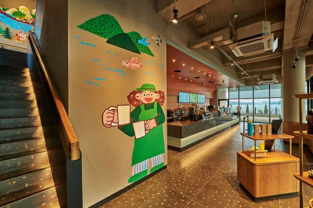 스타벅스 목포해안로점 1층 내부 파트너 캐릭터 벽화