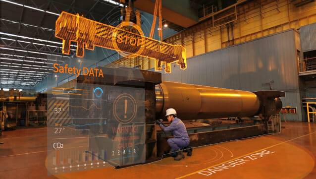 포스코DX는 생산현장에 운영 중인 무인크레인에 라이다 센서를 부착해 작업자와의 충돌을 방지하고 있다. (사진=포스코DX)