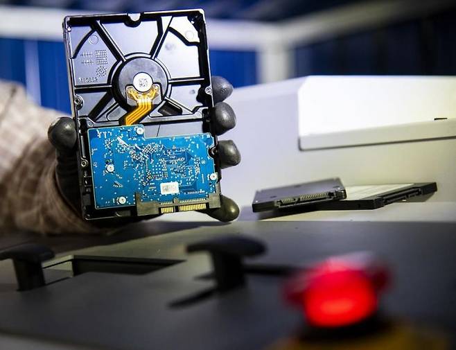 용산구가 이달 1일부터 디지털 저장매체 파기 서비스를 개시했다. 용산구 제공.