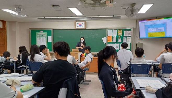 경기도가 찾아가는 청소년 노동 인권교육을 하고 있다. 경기도 제공