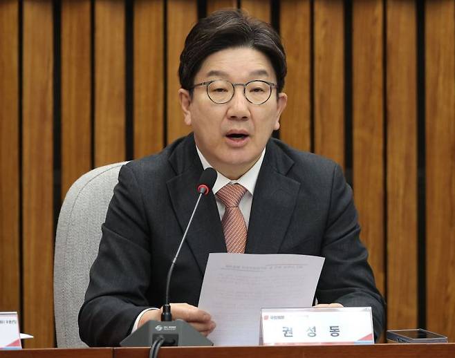 국민의힘 권성동 원내대표가 1일 국회에서 열린 SK텔레콤 소비자 권익 및 개인정보보호를 위한 긴급 간담회에서 발언하고 있다. 연합뉴스