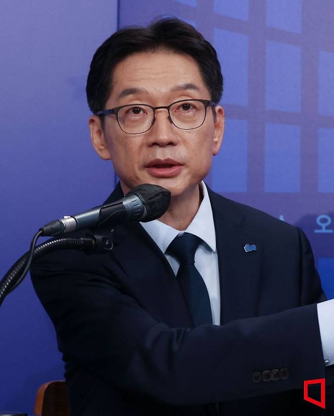 더불어민주당 제21대 대통령선거 경선에 나선 김경수 예비후보가 23일 서울 여의도 오마이TV 스튜디오에서 열린 토론회에서 모두발언을 하고 있다. 2025.4.23 국회사진기자단