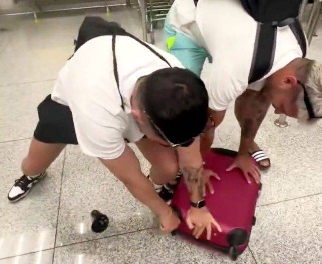 추가요금을 내지 않기 위해 캐리어 바퀴를 뜯고 있는 관광객들. 엑스 캡처