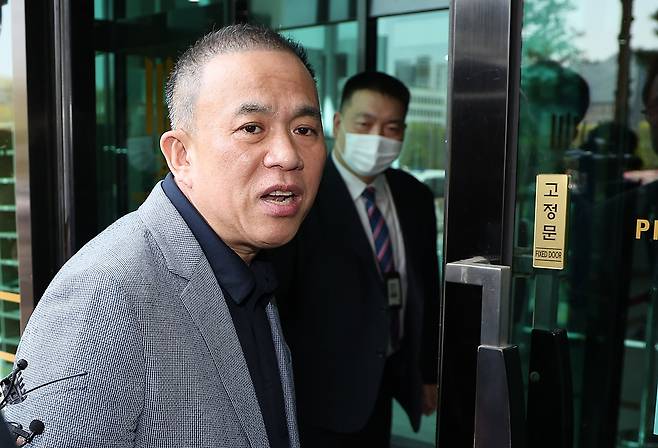 '정치 브로커' 명태균씨가 30일 오전 검찰 조사를 받기 위해 서울 서초구 서울고검 청사로 출석 중 취재진 질문에 답변하고 있다. /뉴스1
