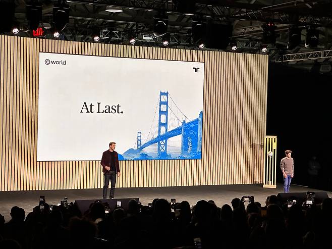 30일 미국 샌프란시스코에서 열린 TFH의 '월드' 행사에서 샘 올드먼 오픈AI 최고경영자(CEO·오른쪽)과 알렉스 블라니아 TFH CEO가 월드코인의 미국 상륙을 알리고 있다./오로라 특파원