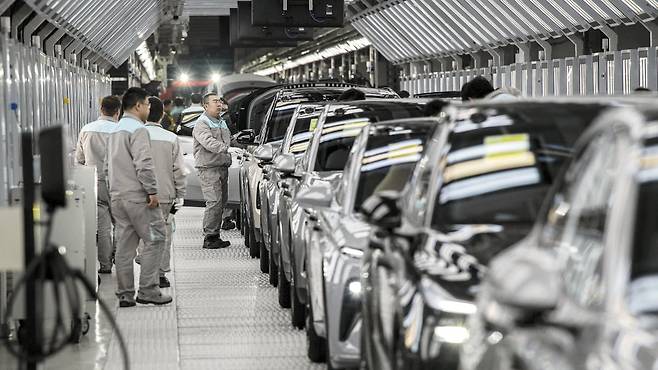 중국 안후이성 허페이시에 있는 전기차 업체 니오(NIO)의 공장. 지난 1월 17일 직원들이 자동화 생산 라인의 품질 관리 구역에서 차량을 최종 점검하고 있다. 이 업체가 구축한 스마트 관리 시스템은 과거 판매 데이터를 분석해 색상, 부품 등에 대한 시장 수요를 예측하고, 이에 따라 생산을 조절한다. /게티이미지