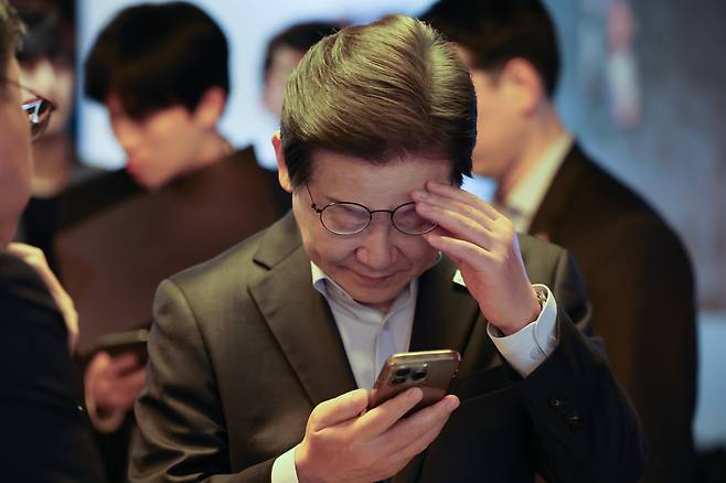 이재명 더불어민주당 대선 후보가 1일 서울 종로구의 한 식당에서 배달 라이더, 택배 기사 등 비(非)전형 노동자들과의 간담회를 마친 뒤 스마트폰을 확인하고 있다. /남강호 기자