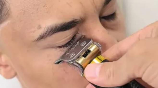 한 남성이 속눈썹을 자르고 있다. /틱톡