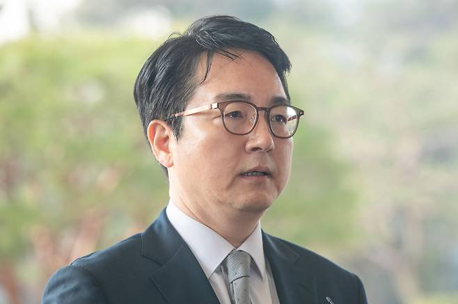 심우정 검찰총장이 지난 3월 10일 오전 서울 서초구 대검찰청으로 출근길하면서 취재진과 만나 질문에 답변하고 있다./장련성 기자