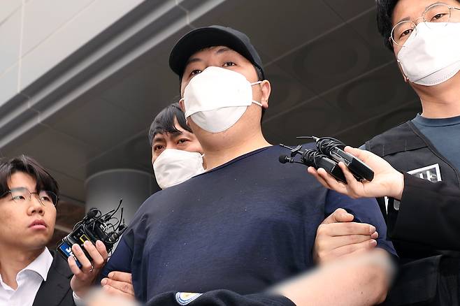 (서울=뉴스1) 민경석 기자 = 서울 강북구 미아동 마트에서 흉기를 휘둘러 1명을 살해하고 1명을 다치게 한 김성진(32·남)이 1일 오전 서울 강북경찰서에서 검찰로 구속 송치되고 있다.김 씨는 지난달 22일 오후 6시 20분쯤 서울 강북구 지하철 4호선 미아역 인근 마트에서 흉기로 40대 여성 직원을 다치게 하고 60대 여성 손님을 숨지게 한 혐의를 받는다. 2025.5.1/뉴스1