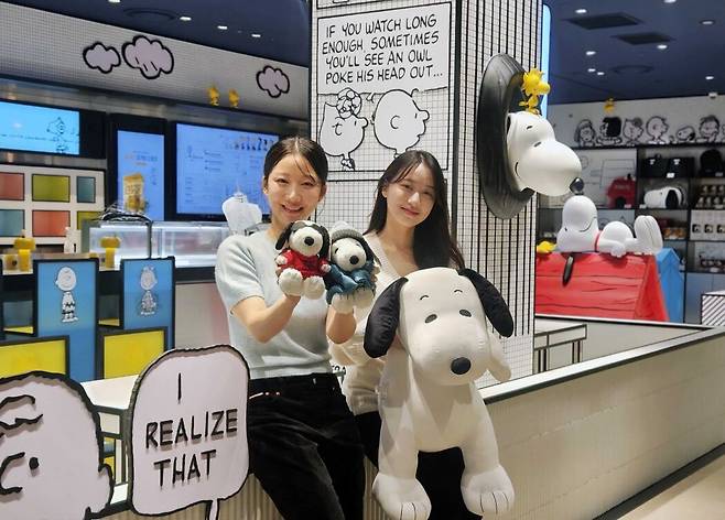 신세계백화점 강남점에 마련된 팝업스토어(임시 매장) '스누피 플레이스'에서 방문객들이 기념 촬영을 하고 있다. /신세계백화점 제공