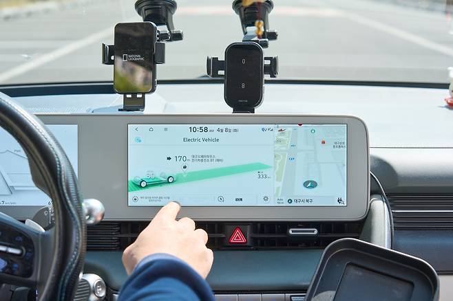 3년 만에 누적 주행거리 66만km를 기록한 아이오닉 5와 차주 이영흠씨. /현대차 제공