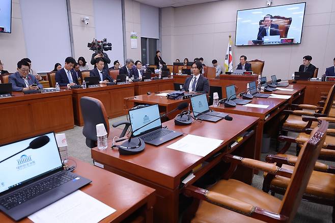 1일 국회 법제사법위원회 전체회의에서 최상목 경제부총리 겸 기획재정부 장관 탄핵소추사건 조사결과보고서 채택의 건이 통과된 뒤 정청래 위원장이 발언하고 있다. 국민의힘 의원들은 표결 전 퇴장했다./연합뉴스