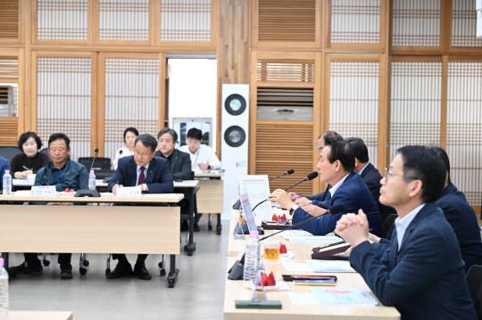 백성현 논산시장이 지난 29일 시청 회의실에서 열린 2025년 논산딸기축제 평가보고회에서 발언하고 있다. 논산시 제공